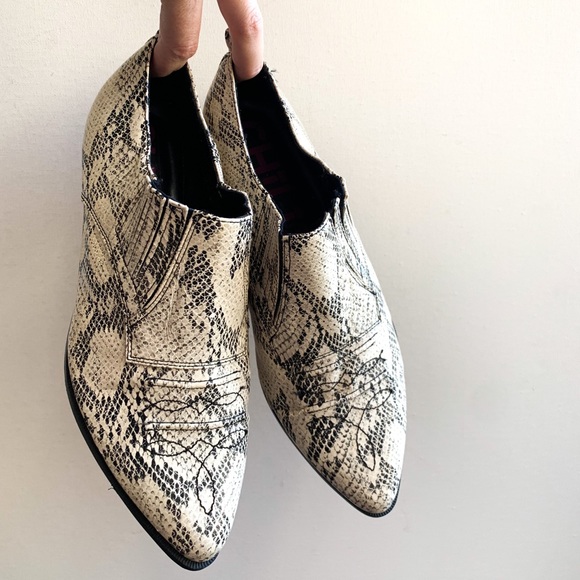 Chilis Shoes - Chilis snake skin booties s8